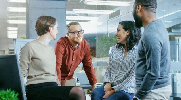 Equipe reunida em uma conversa de trabalho